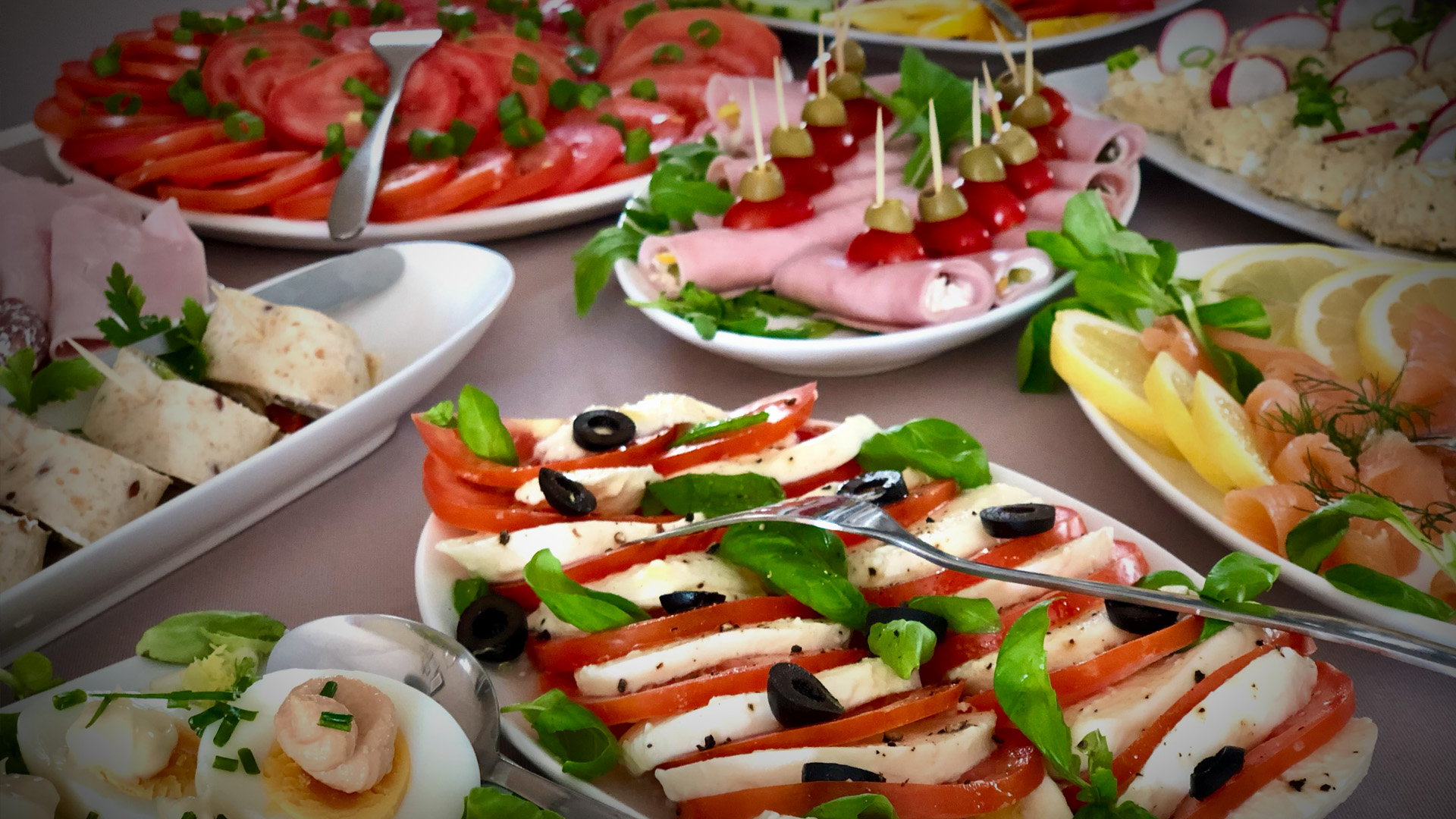 Przekąski śniadaniowe: caprese, łosoś, jajka i roladki