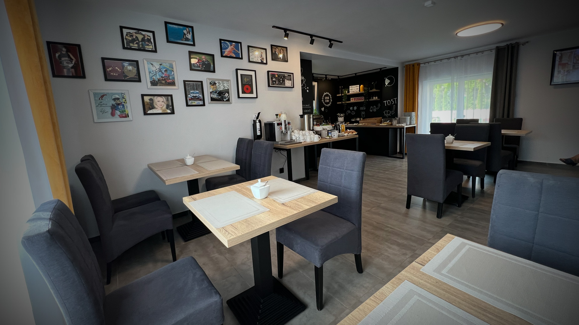 Wnętrze sali śniadaniowej w Rezydencji Pod Ochorowiczówką B&B w Wiśle