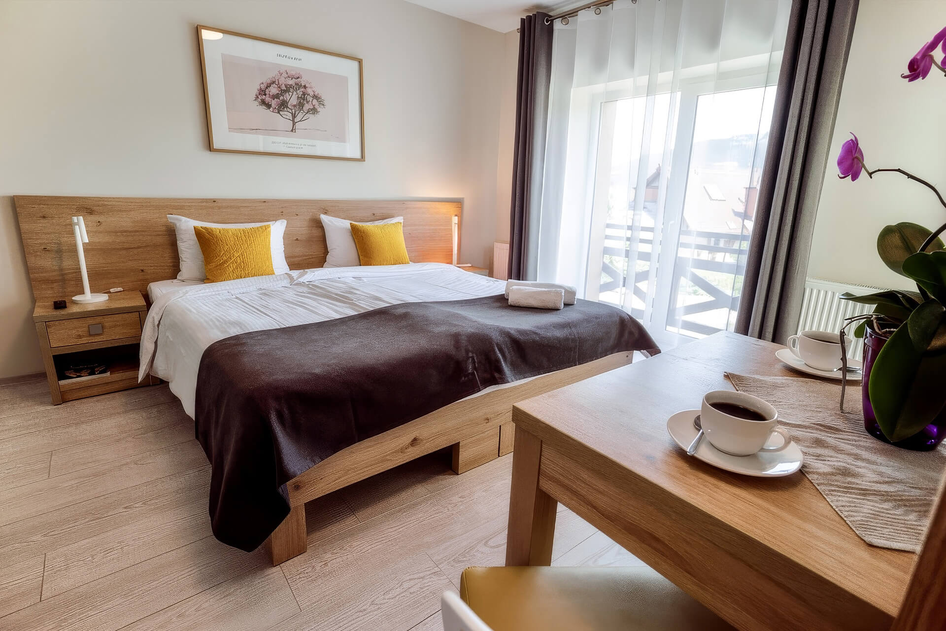 Pokój dwuosobowy z drewnianym łóżkiem i wyjściem na balkon w Wiśle